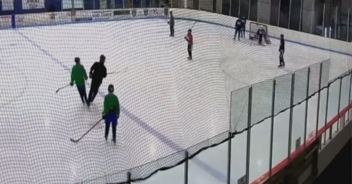 Colorado youth hockey coach facing child abuse charge after colliding with player