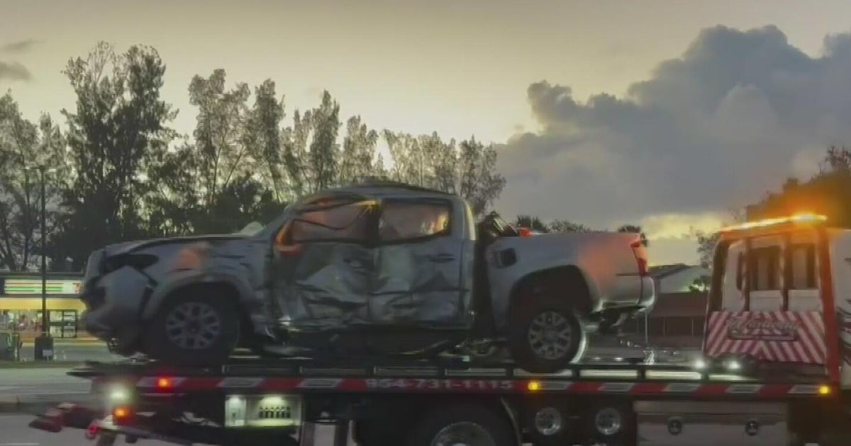 Broward sheriff’s deputy, two others injured in violent crash - CBS Miami
