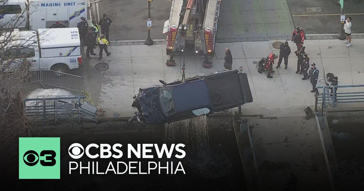 Truck pulled from Delaware River in Philadelphia, driver escapes