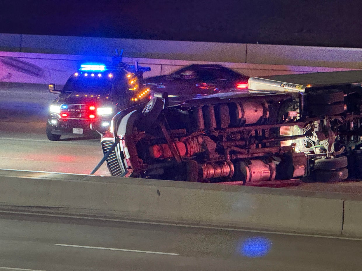 Overturned big rig shuts down southbound I‑35E in Oak Cliff - CBS Texas