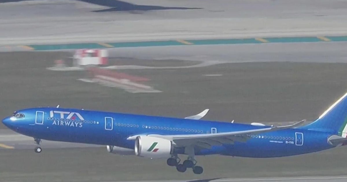 U.S. men’s hockey team arrives in Miami after gold medal win at Olympics in Italy