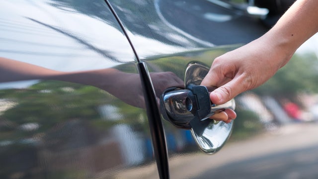 hand open car, holding door handle 