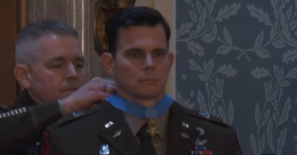 Trump presents pilot in Venezuela operation with Medal of Honor