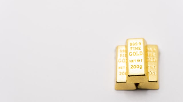 A lot of simulated gold bricks are on the table 