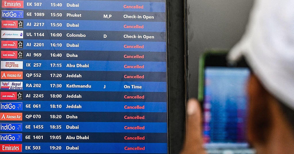 Thousands of travelers stranded after strikes snarls travel in the Middle East