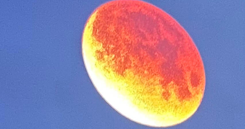 Blood moon during lunar eclipse gives South Florida a beautiful show. Check out some photos