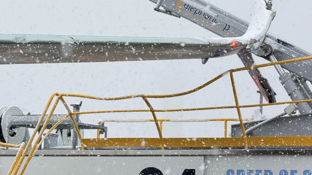 jet-hits-de-icing-truck-2-credit-cw-copy.png 