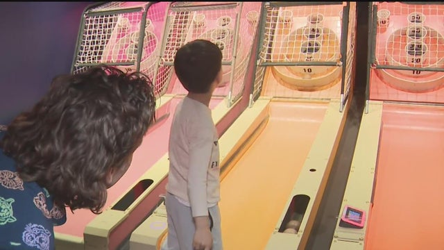joey-the-cat-skee-ball.jpg 