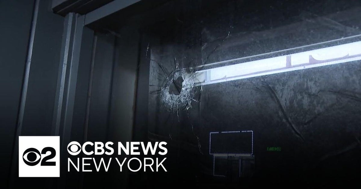 Search continues for gunman who shot and injured 4 people outside restaurant in Brooklyn