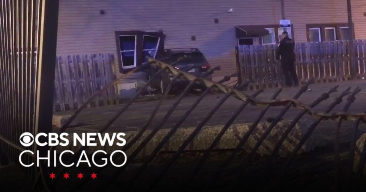 Woman loses control of SUV, crashes into home on NW Side - CBS Chicago