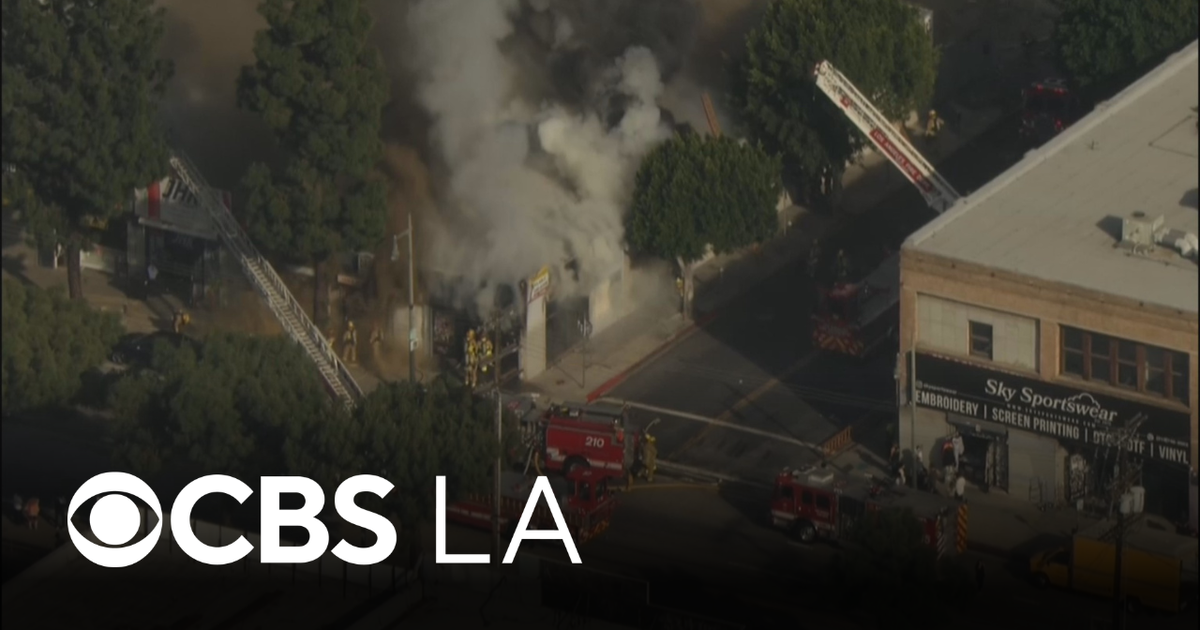 Vacant building in downtown LA catches on fire - CBS Los Angeles