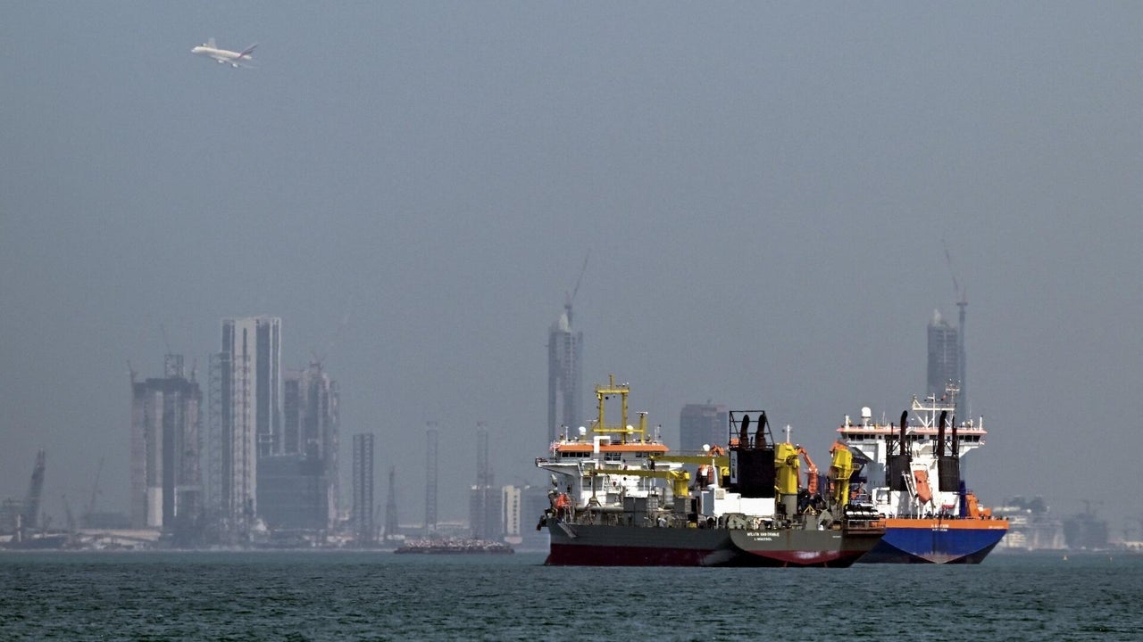 Trump Signals US Oil Tanker Escorts in Strait of Hormuz