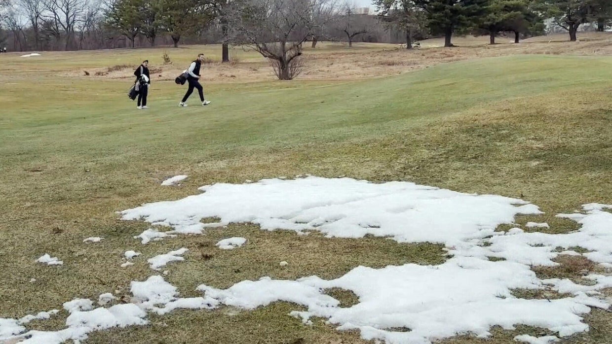 Golfers pack Massachusetts course on opening day despite lingering snow ...