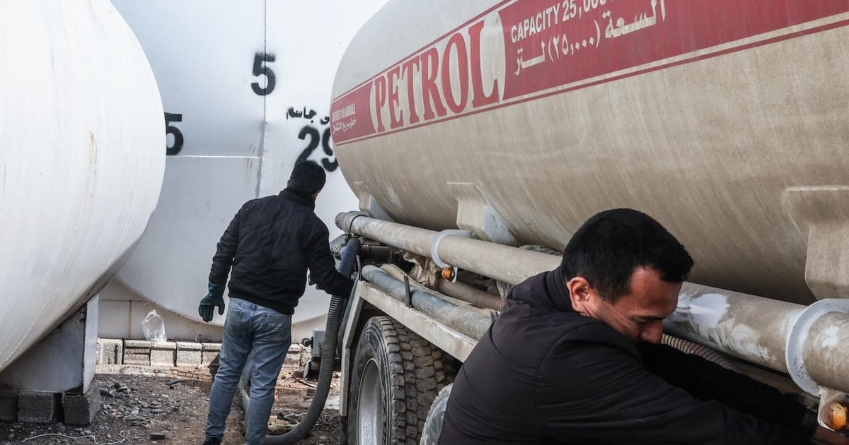 Oil prices edge lower amid news of Iraq export deal