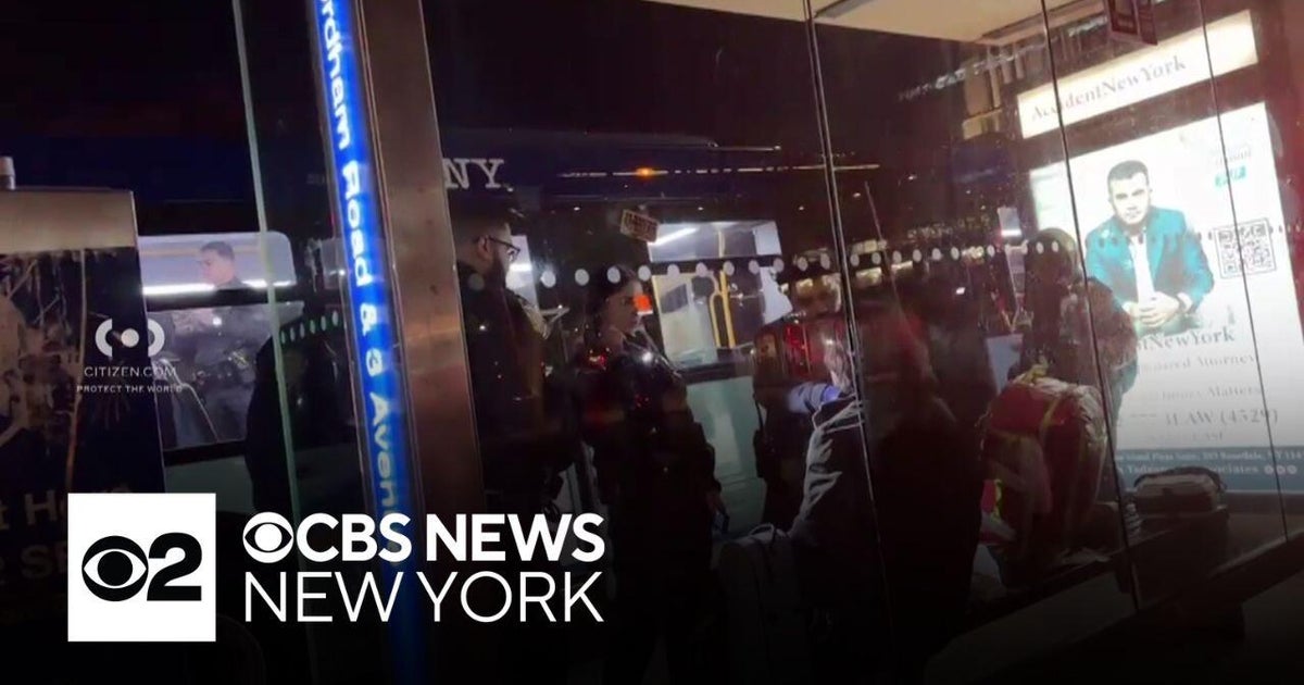 2 teens slashed on MTA bus in the Bronx - CBS New York
