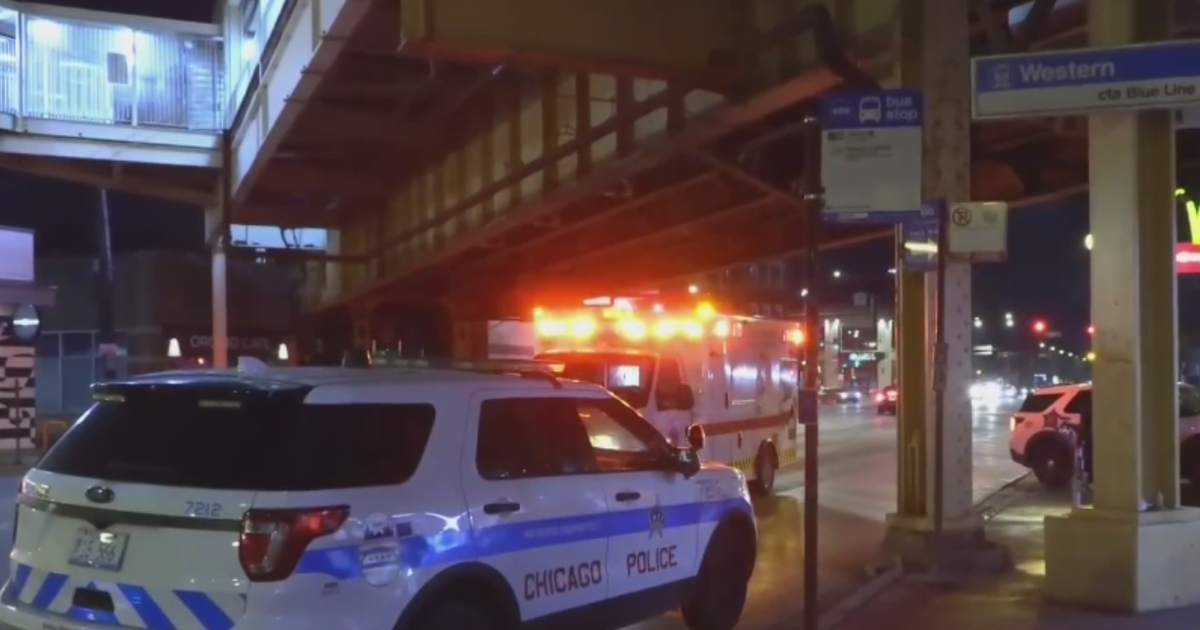 Man stabbed in hand on CTA Blue Line platform on Chicago's West Side
