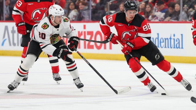 devils-blackhawks-jack-hughes.jpg 
