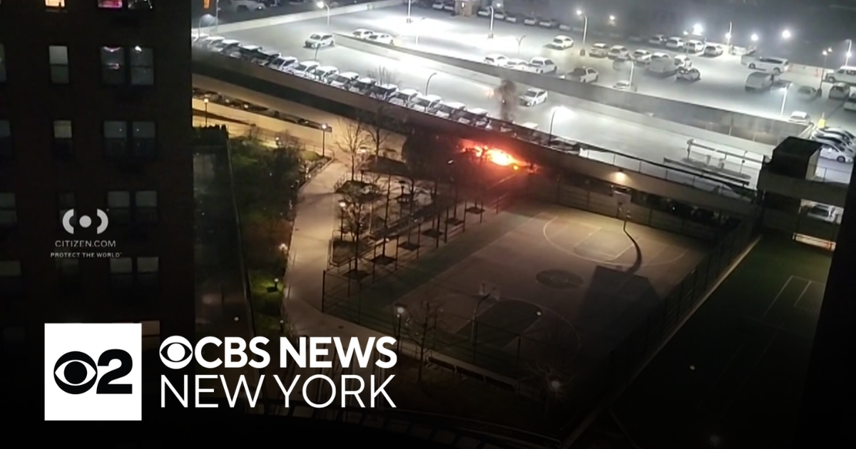 Fire rips through Queens parking garage - CBS New York