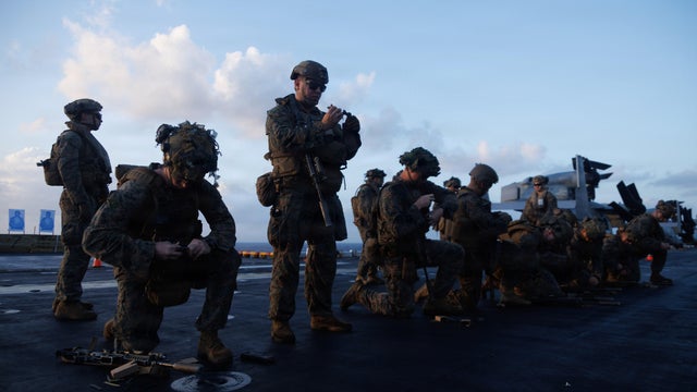 31st MEU | Lima Company conducts live fire deck shoot 