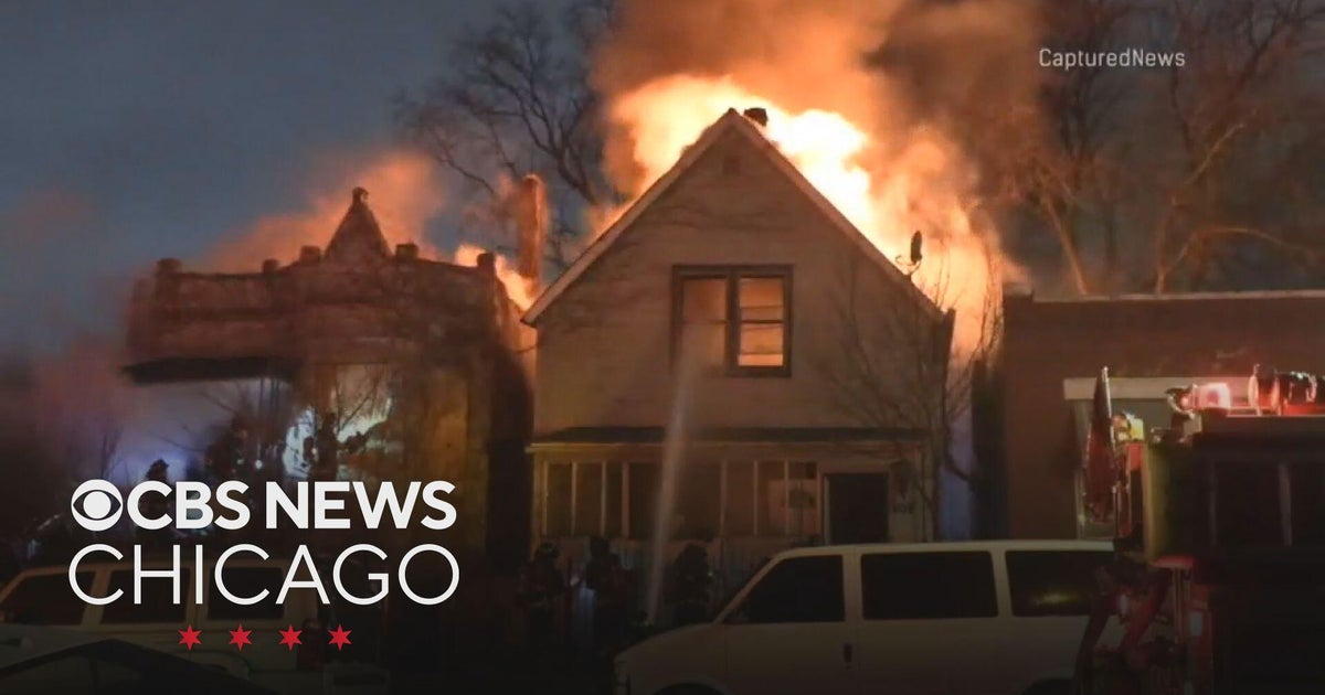 Fire spreads to 2 houses on Chicago's West Side - CBS Chicago