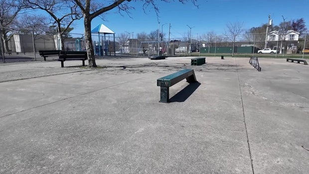 स्टेटन द्वीप के स्केटर्स का कहना है कि वे अधिक और बेहतर स्केट पार्क चाहते हैं। हमने पार्क विभाग से इसके बारे में पूछा। स्टेटन द्वीप के स्केटर्स का कहना है कि वे अधिक और बेहतर स्केट पार्क चाहते हैं। हमने पार्क विभाग से इसके बारे में पूछा।