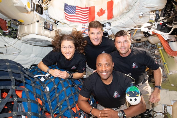 Artemis crew with zero-gravity indicator "Rise" 