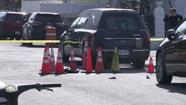 Conos de tráfico alrededor del coche fúnebre