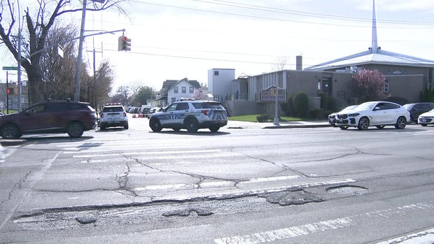 Cinta policial y vehículos de la policía cerca de la iglesia