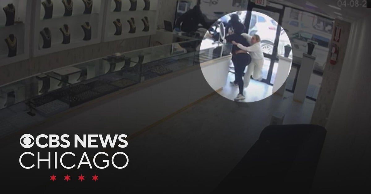 Jewelry store worker tries to fight off armed burglars