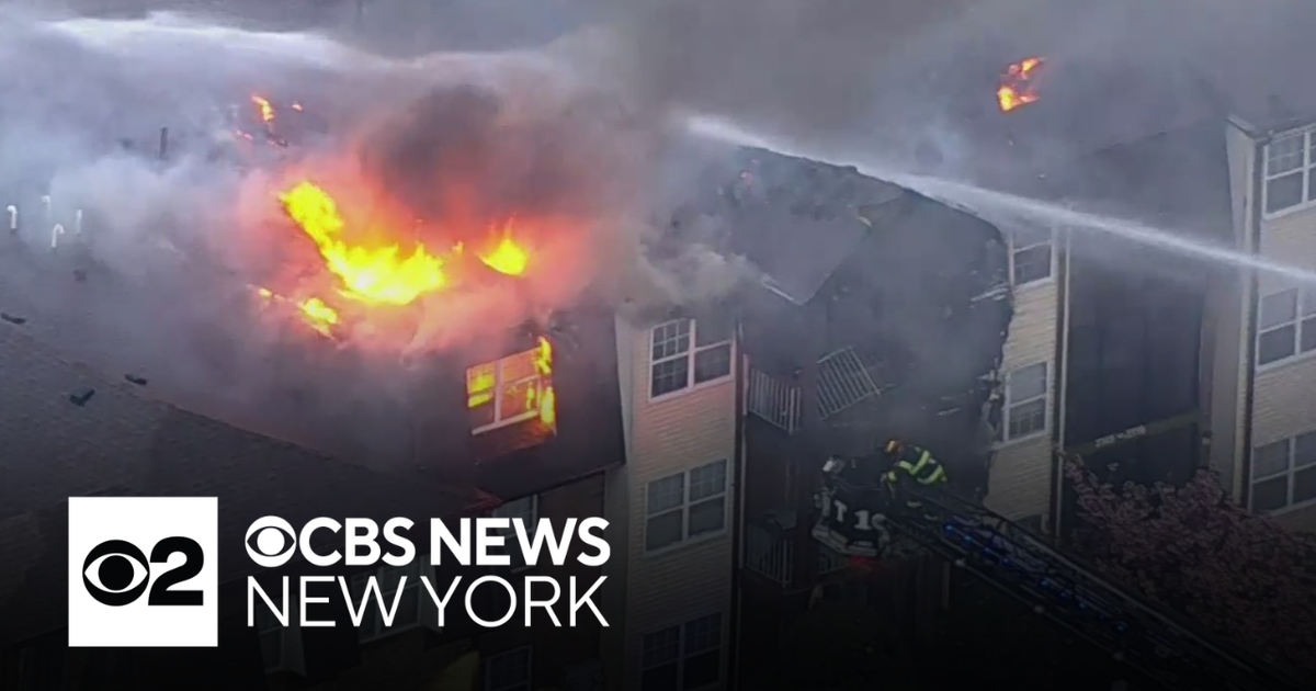 Fire in Woodbridge, N.J. engulfs apartment building - CBS New York