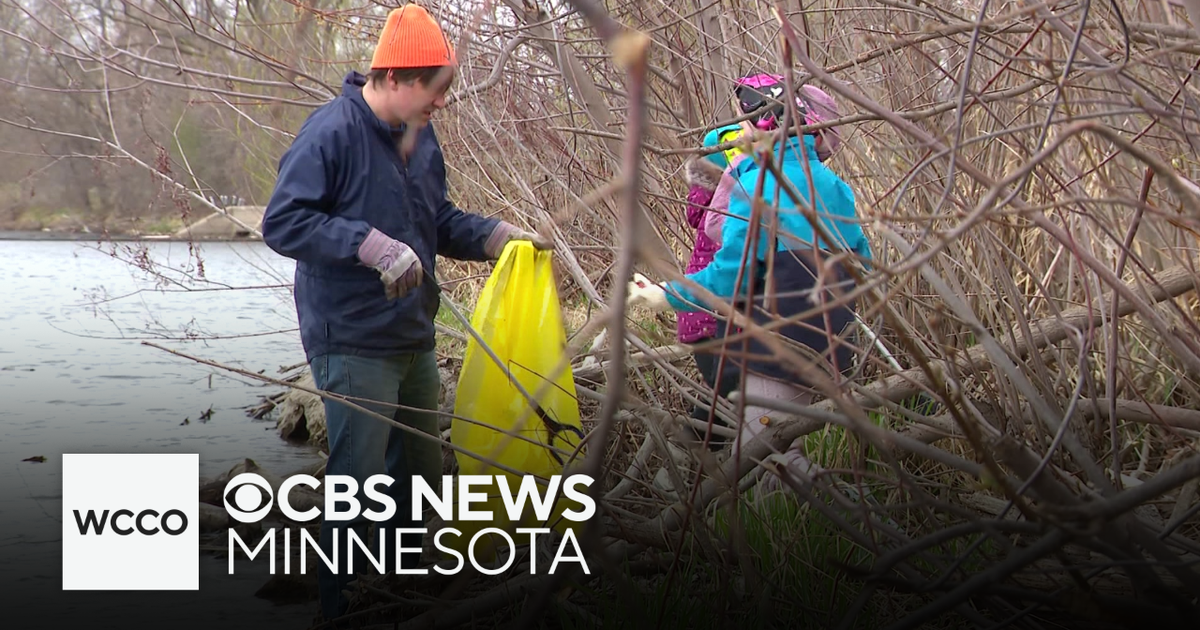 Minneapolis residents celebrate Earth Day by cleaning city parks