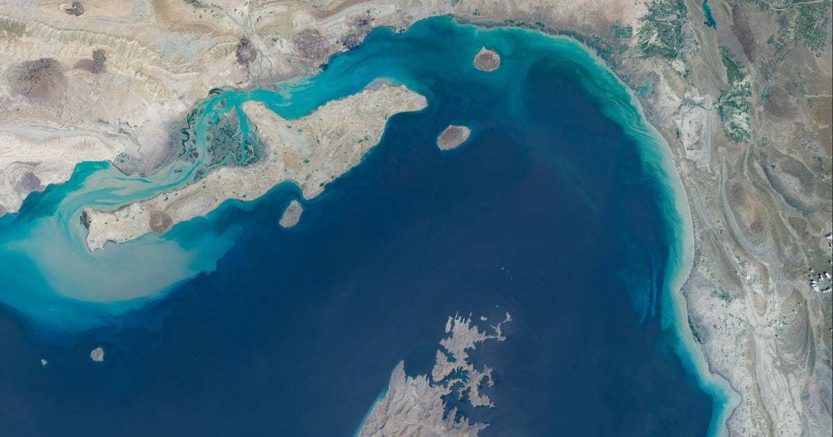 İran, ABD ablukasını gerekçe göstererek Hürmüz Boğazı'nı yeniden kapattığını açıkladı.