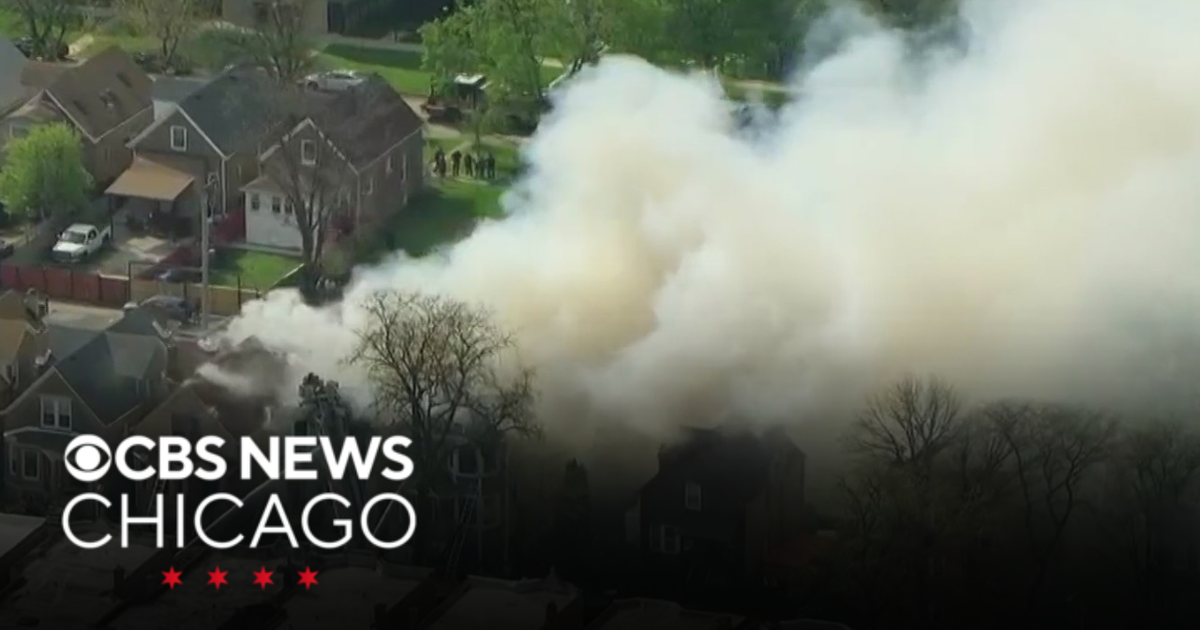 House fire spreads to multiple homes in West Garfield Park - CBS Chicago