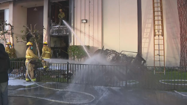 canoga-park-apartment-fire.png 
