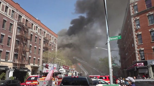 Smoke pours from Bronx building 