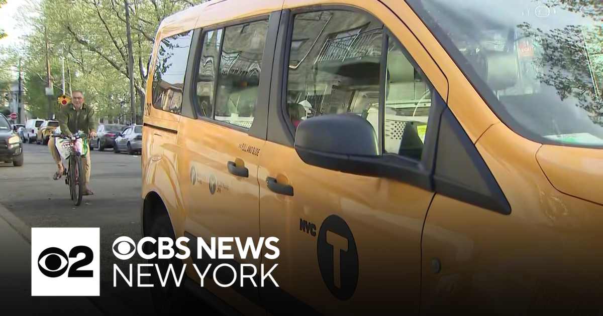 Windshield smashed after multiple cars vandalized in Queens - CBS New York