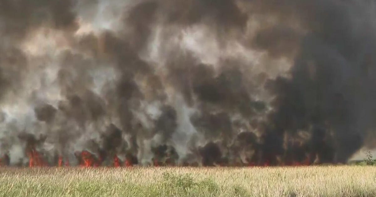Crews work to prevent Highway 41 Fire from spreading in west Miami-Dade