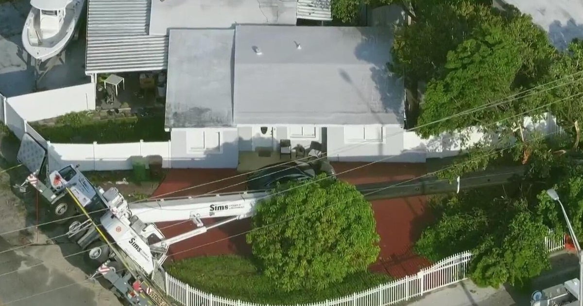 Large crane collapses onto a Hialeah front yard, just blocks from Amelia Earhart Park
