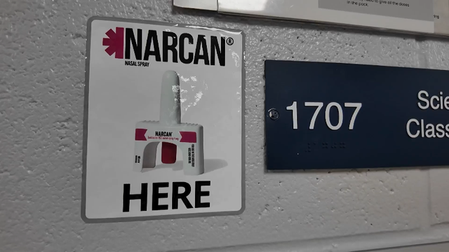 narcan-here.png 