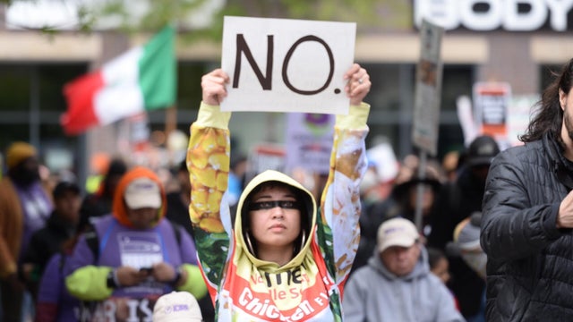 Thousands rally in Chicago for &acirc;May Day Strong&acirc; economic protest 