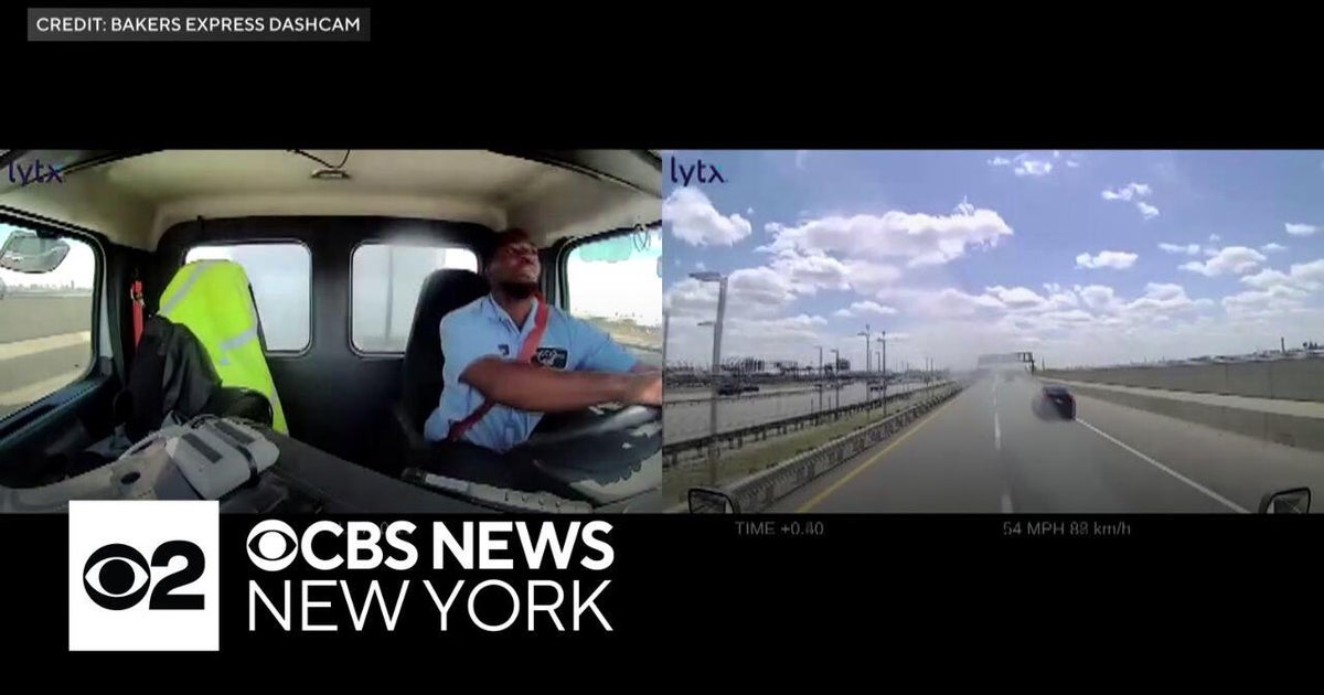 United Airlines flight strikes light pole and truck on New Jersey Turnpike