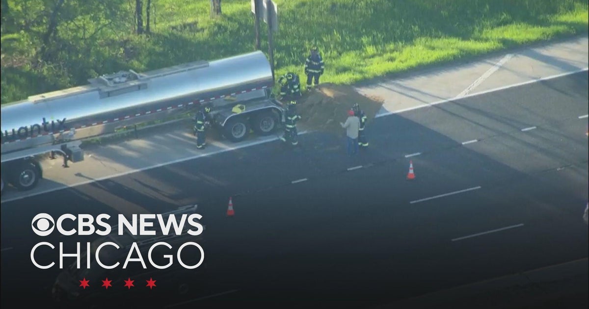 Truck hazmat leak snarls traffic on Outbound Edens Expressway