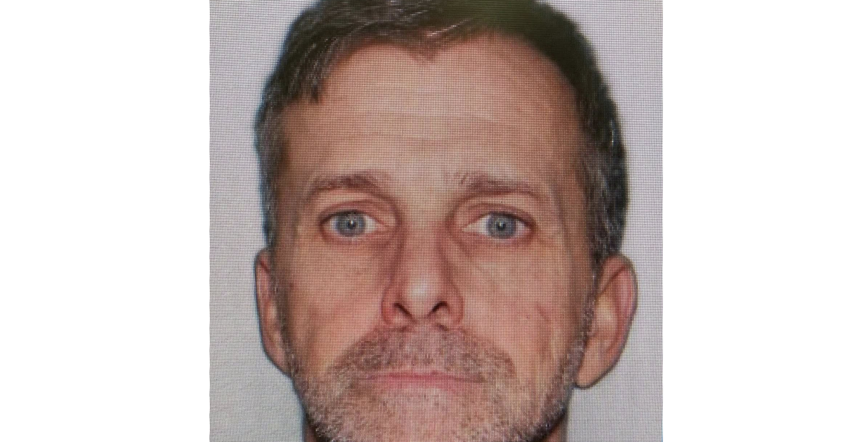 Manhunt on for retired special forces soldier accused of shooting wife