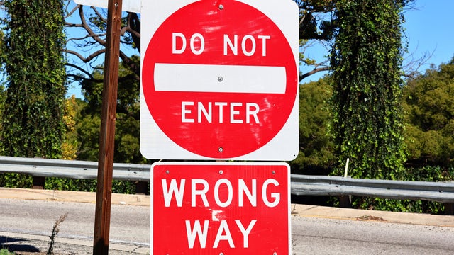 Do Not Enter &ndash; Wrong Way traffic sign 
