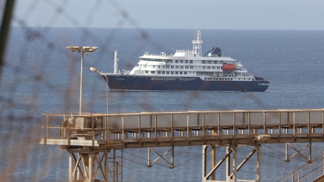Focus | Cabo Verde evacuates 3 suspected hantavirus patients from cruise ship MV Hondius 