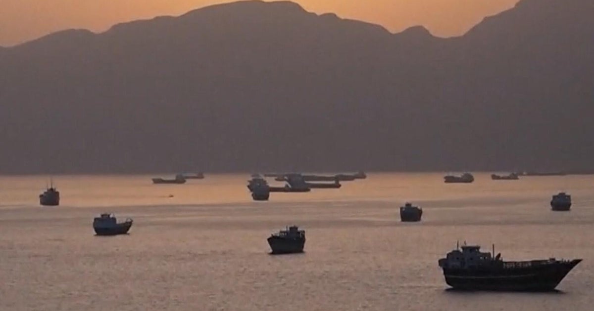 U.S. destroyers in Strait of Hormuz fight off Iranian attacks
