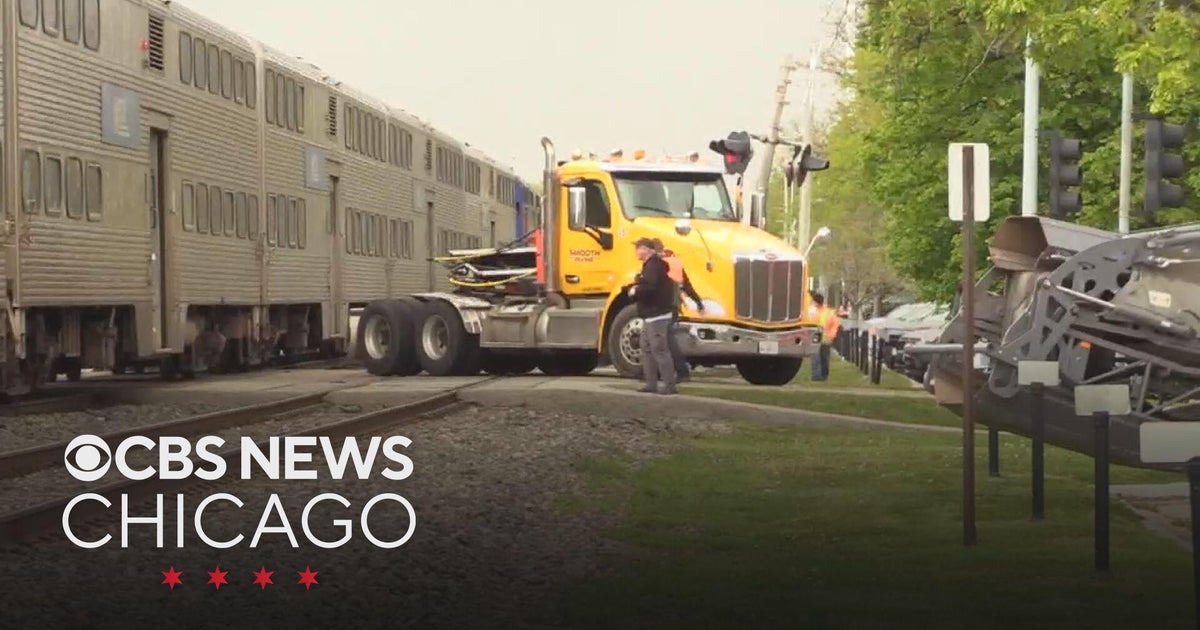 2 Metra passengers hurt when train hits truck in Wilmette - CBS Chicago