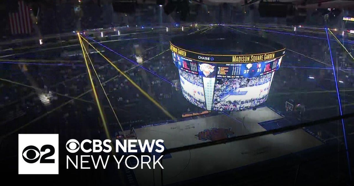 Knicks fans pack MSG for Game 3 watch party - CBS New York