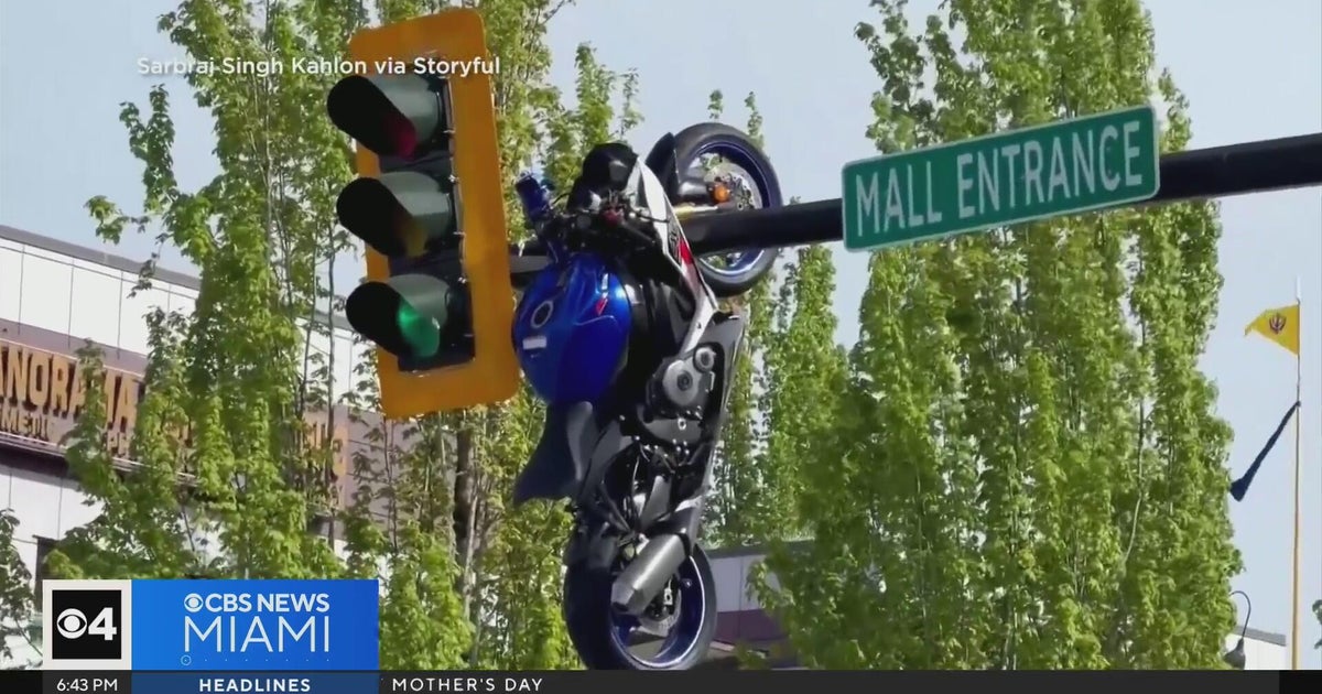 Motorcycle crashes into car, gets lodged in traffic light near Vancouver