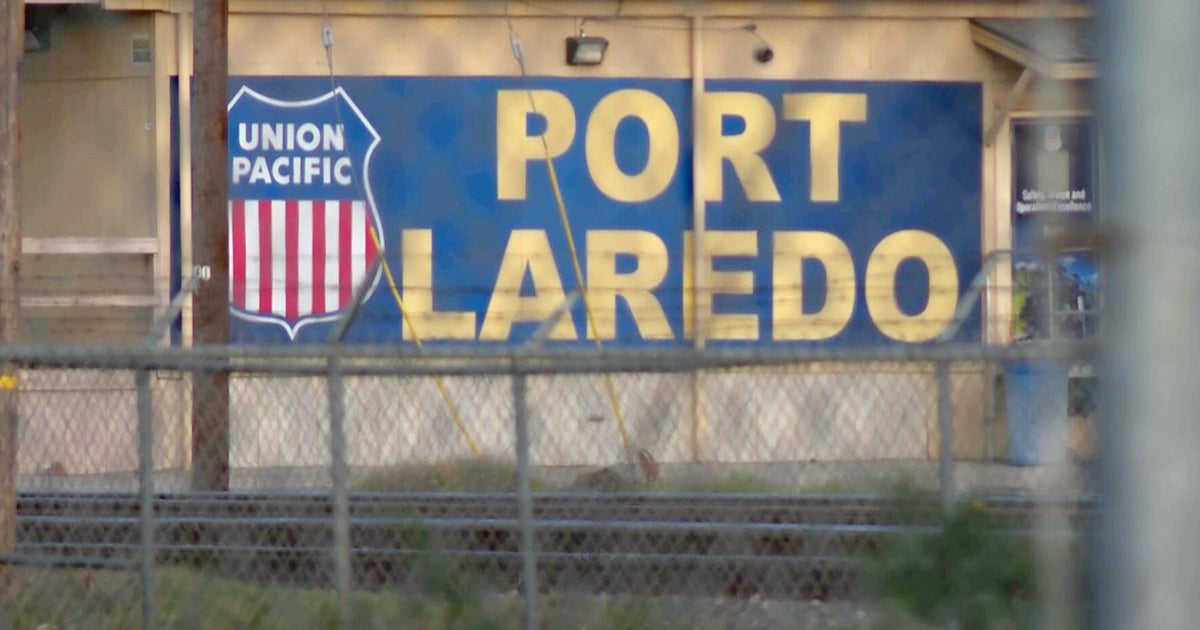 6 found dead in shipping container at rail yard near Texas border
